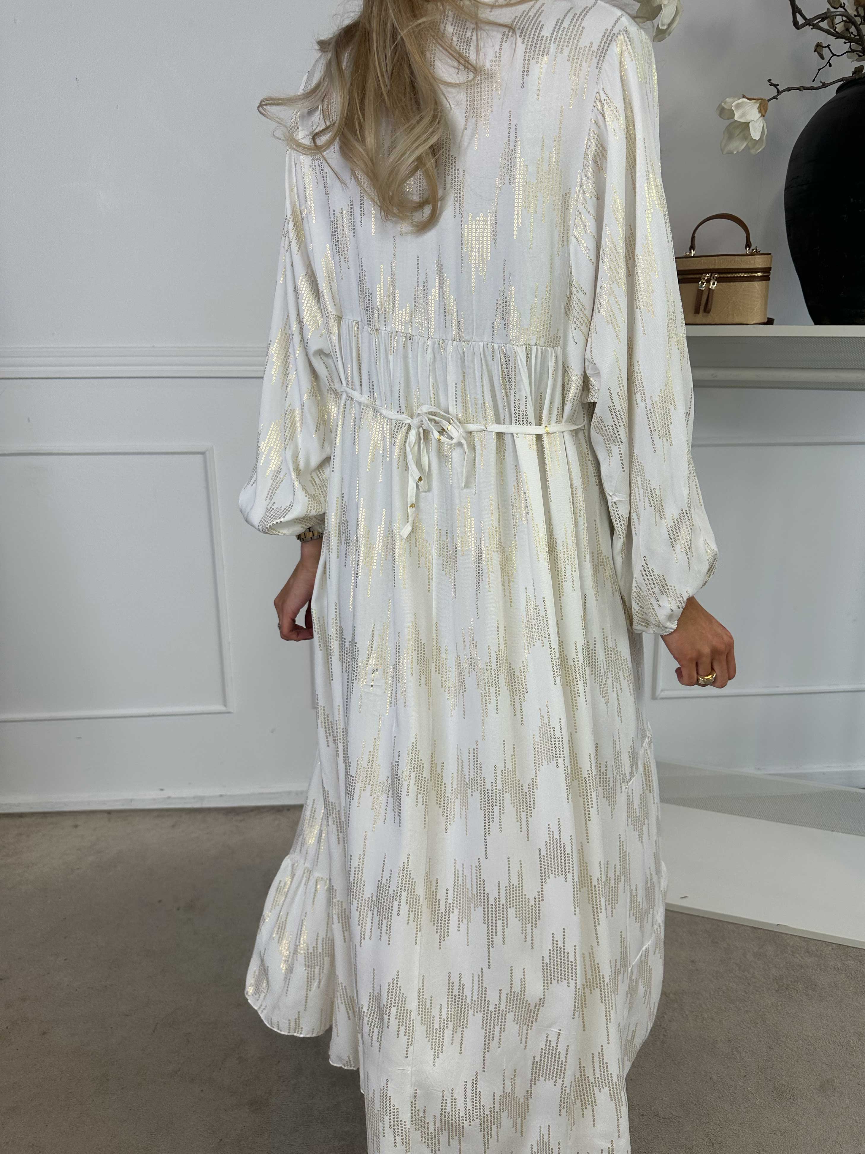 Mona - Lång, lös klänning i viskos med gulddetaljer